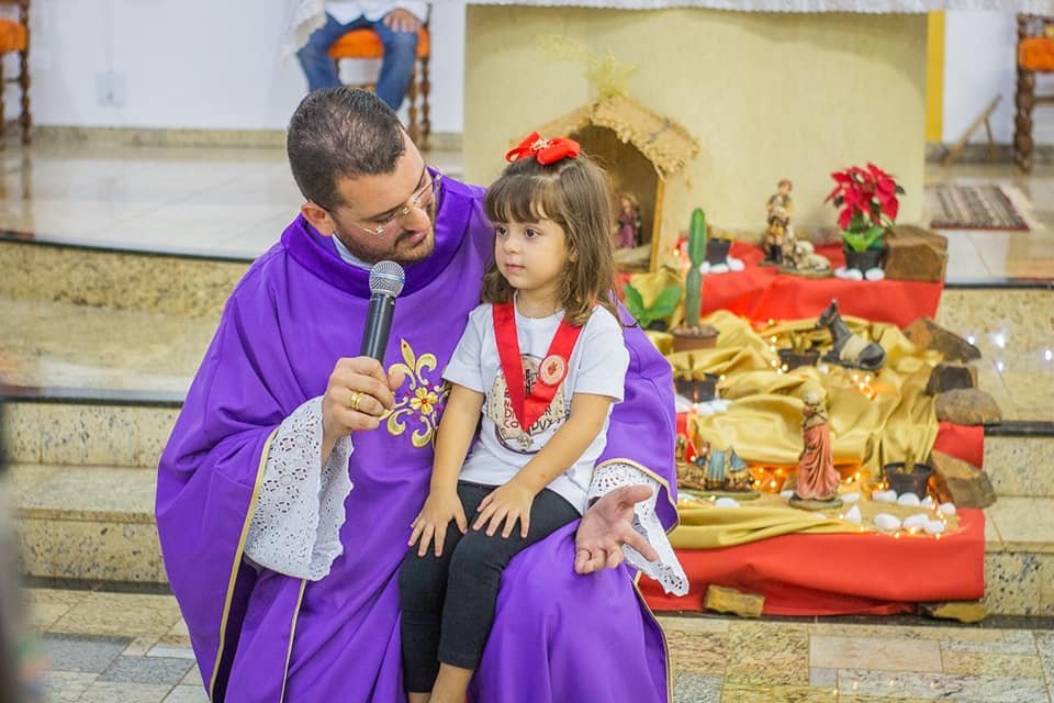 El miembro más nuevo y el miembro más nuevo de nuestro Apostolado de la Oración. (Foto de Helton Dias)