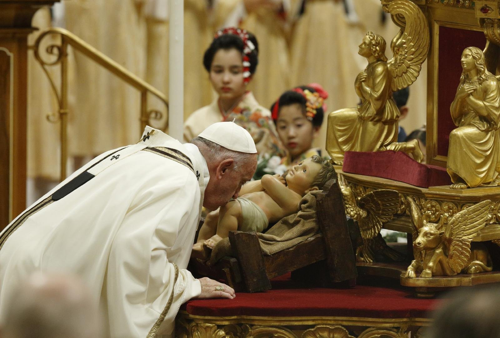 El Papa Francisco besa una estatuilla del niño Jesús al llegar para celebrar la misa de Nochebuena en la Basílica de San Pedro en el Vaticano en este 24 de diciembre de 2019, foto de archivo. El Papa celebrará la tradicional misa de Nochebuena con una pequeña congregación, a partir de las 7:30 p.m. en Roma para que la gente pueda llegar a casa sin romper el toque de queda de Italia a las 10 p.m. COVID-19. (Foto del SNC/Paul Haring)