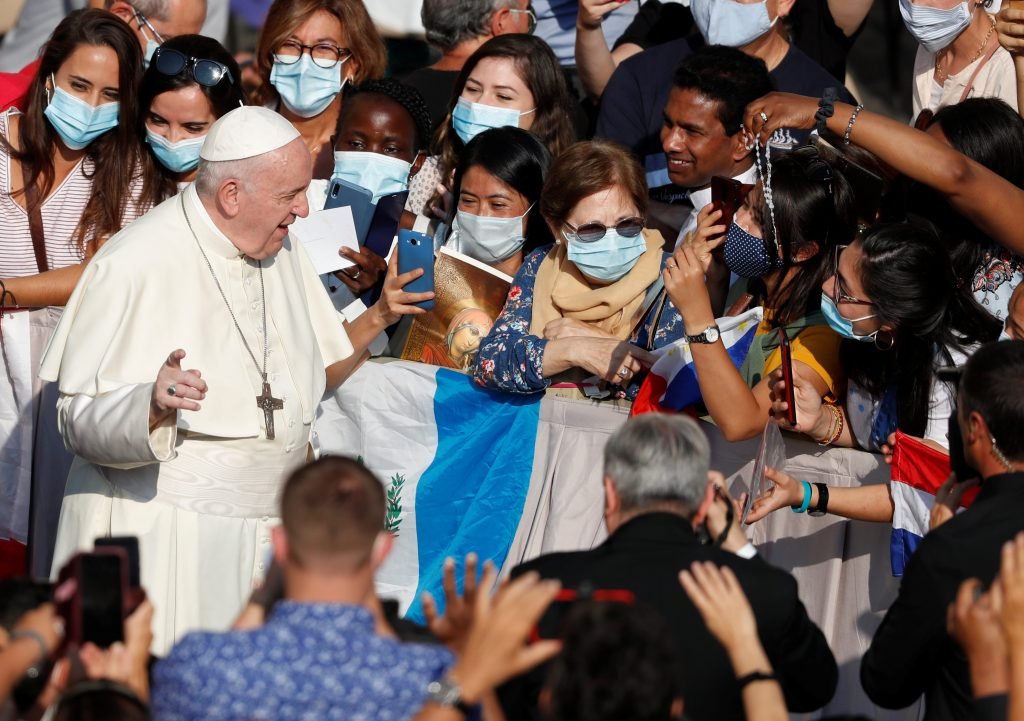 El Papa Francisco saluda a la multitud mientras llega para su audiencia general en el patio de San Damaso en el Vaticano el 16 de septiembre de 2020. (foto del SNC/Yara Nardi, Reuters))