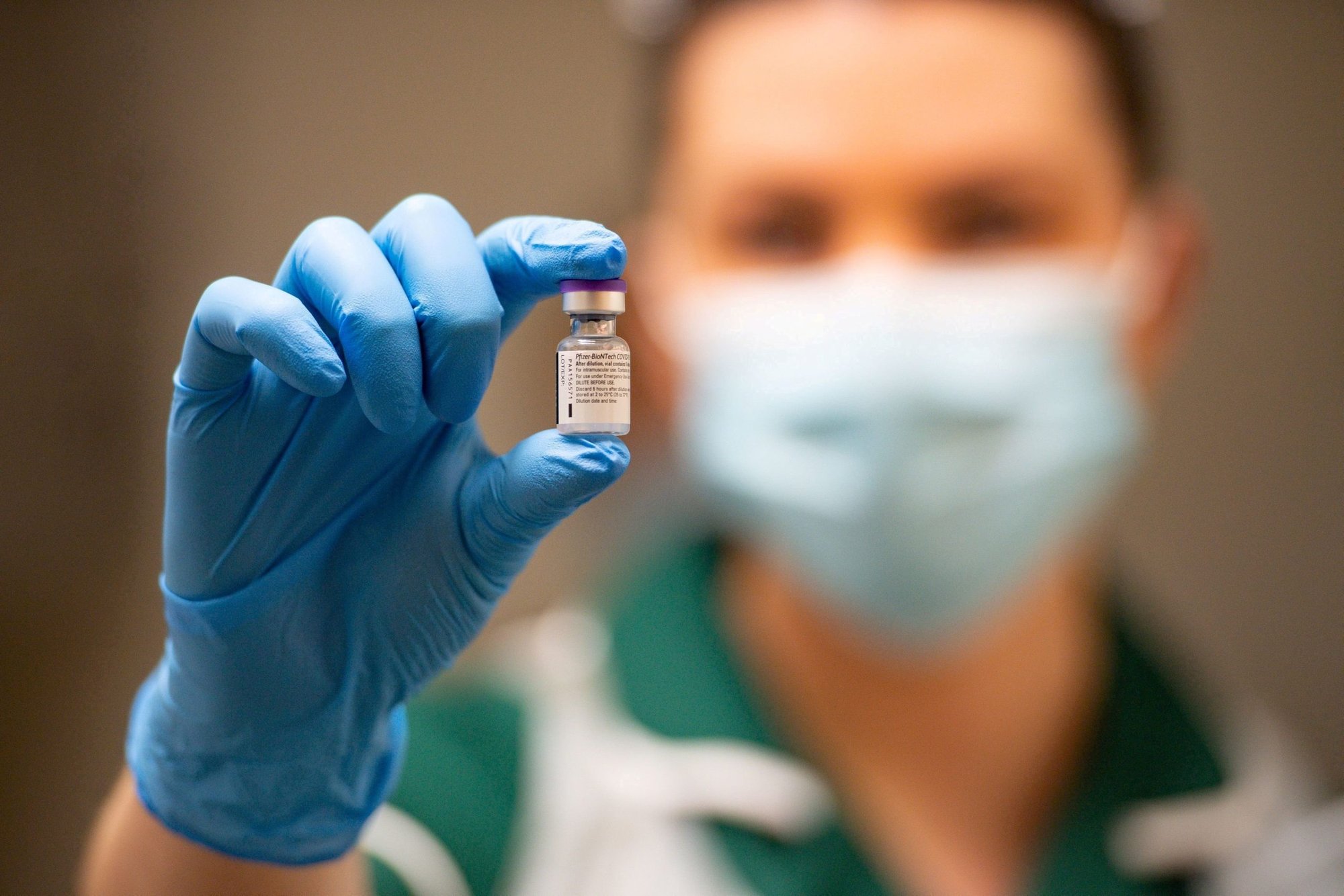 Una enfermera sostiene una vacuna Pfizer/BioNTech COVID-19 en el Hospital Universitario de Coventry, Inglaterra. (Foto cnS/piscina Jacob King a través de Reuters)