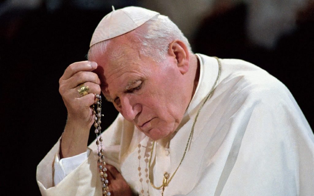 El Papa Juan Pablo II reza el rosario en Bélgica, alrededor del año 1995. (© L'Osservatore Romano).