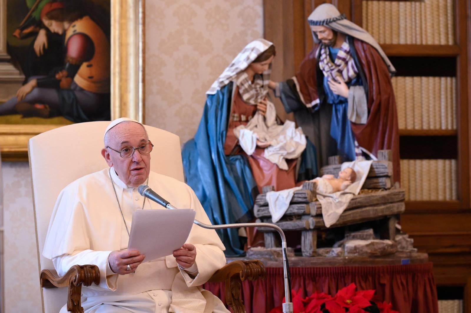 Una escena de la Natividad se muestra mientras el Papa Francisco dirige su audiencia general en la biblioteca del Palacio Apostólico en el Vaticano el 16 de diciembre de 2020. (Foto del CNS/Medios vaticanos)