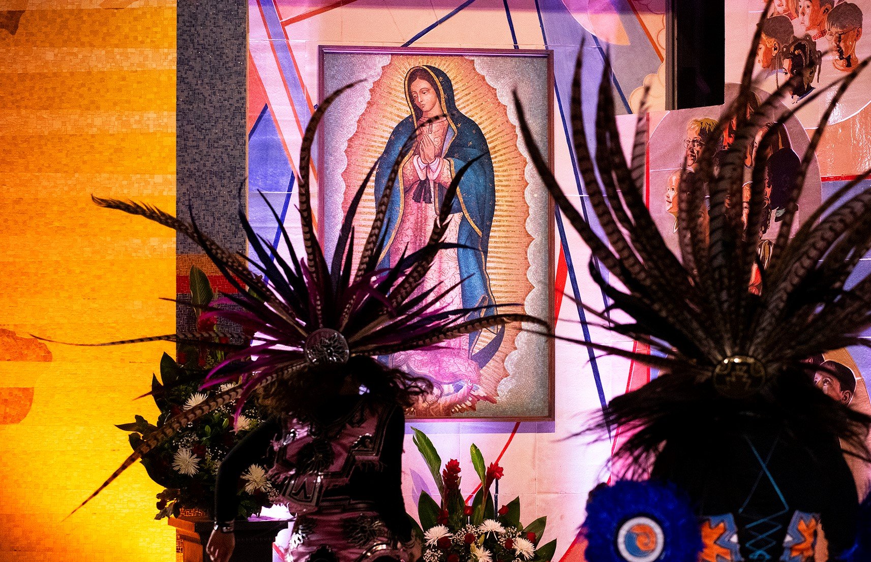 Los bailarines aztecas actúan en un tributo musical "Mañanitas virtual" en honor a Nuestra Señora de Guadalupe en la Catedral de Nuestra Señora de los Angeles del 9 de diciembre de 2020. (Víctor Alemán)