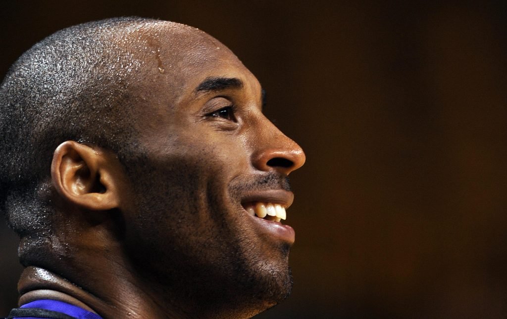 Kobe Bryant practica el 7 de junio de 2008, en vísperas del Juego de Dos de las Finales de la NBA, en 2008, contra los Boston Celtics en Boston, Massachusetts. Los Celtics vencieron a los Lakers 98-88 para abrir las Finales de la Asociación Nacional de Baloncesto (GABRIEL BOUYS / AFP, vía Getty Images)
