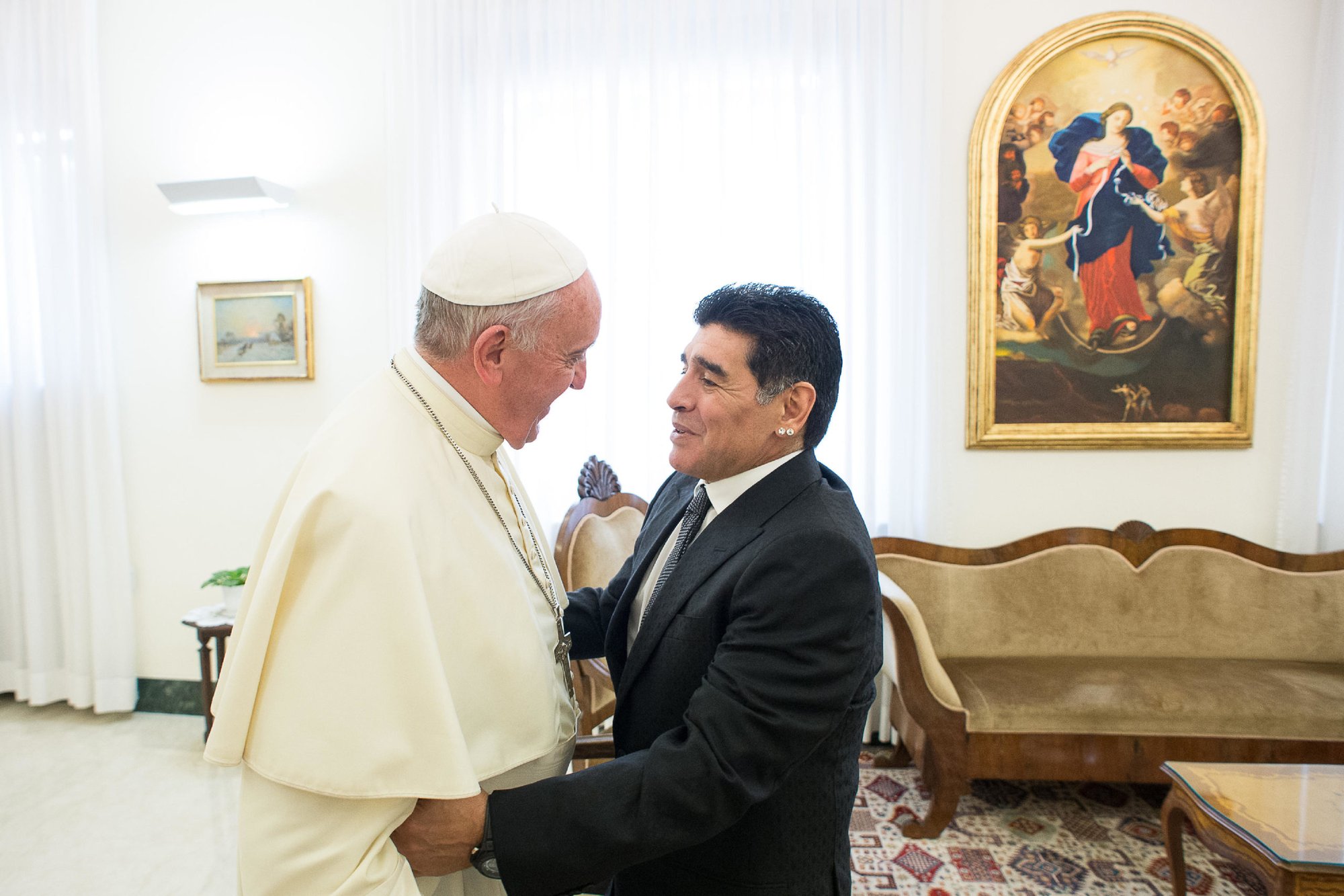 El Papa Francisco saluda a la ex estrella de fútbol argentina Diego Armando Maradona (R) antes de un encuentro con miembros de la organización Scholas Occurentes en el Vaticano el 4 de septiembre de 2014. Foto/Filippo MONTEFORTE a través de Getty Images