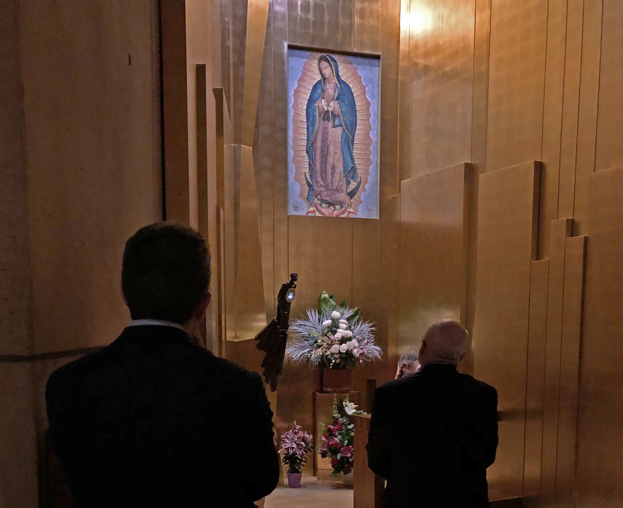 Los fieles veneran la reliquia de la tilma de Nuestra Señora de Guadalupe, en la Catedral de Nuestra Señora de los Ángeles, después de la Misa Crismal. 15 de abril de 2019. (SARAH YAKLIC)