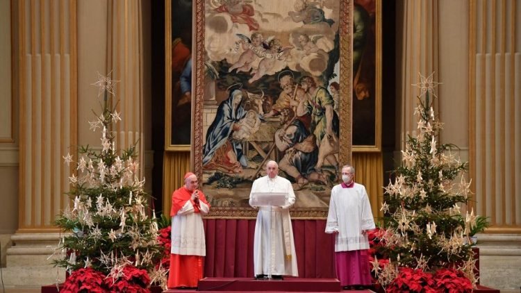 El Papa Francisco da su Mensaje de Navidad y la Bendición Urbi et Orbi desde el Salón de las Bendiciones en la Basílica de San Pedro. (Medios de comunicación del Vaticano)