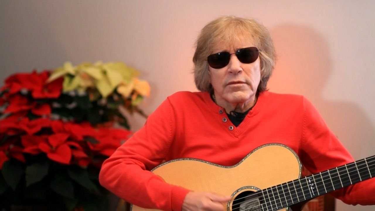 El cantante José Feliciano habla sobre el legadode Feliz Navidad (Credito: Bay News 9)