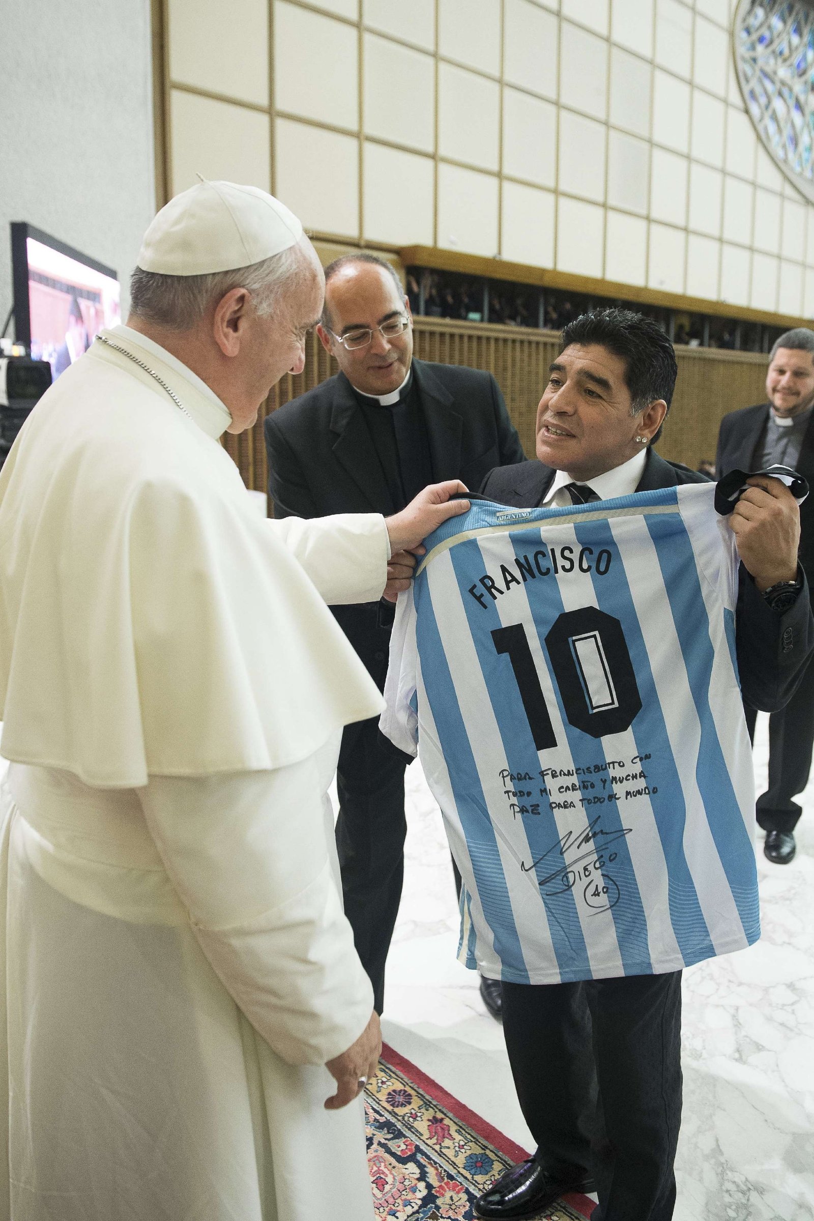 El exfutbolista argentino Diego Maradona le da al Papa Francisco una camiseta durante una audiencia especial en la sala Pablo VI del Vaticano del 1 de septiembre. El Papa organizó una "Coincidencia por la Paz" interreligiosa y apeló a poner fin a los conflictos en todo el mundo. (Crédito: CNS photo/L'Osservatore Romano vía Reuters.)