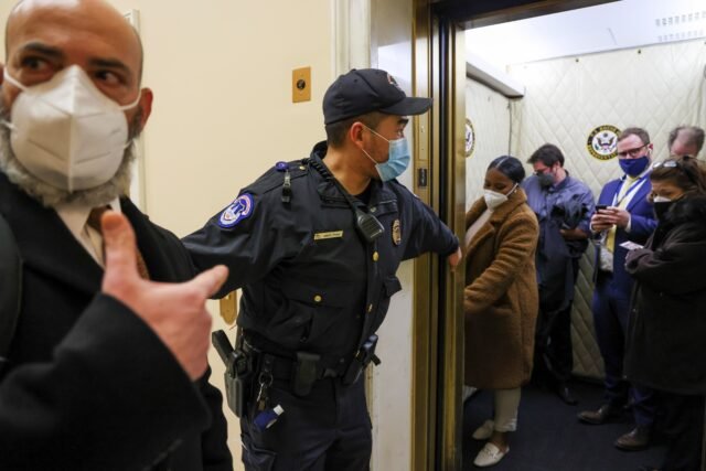 Los agentes de policía del Capitolio evacuan a periodistas y miembros del personal de prensa de la Cámara de Estados Unidos del edificio del Capitolio de Washington el 6 de enero de 2021, después de que partidarios del presidente Donald Trump violaron las defensas de seguridad. (Foto del CNS/Jonathan Ernst, Reuters)
