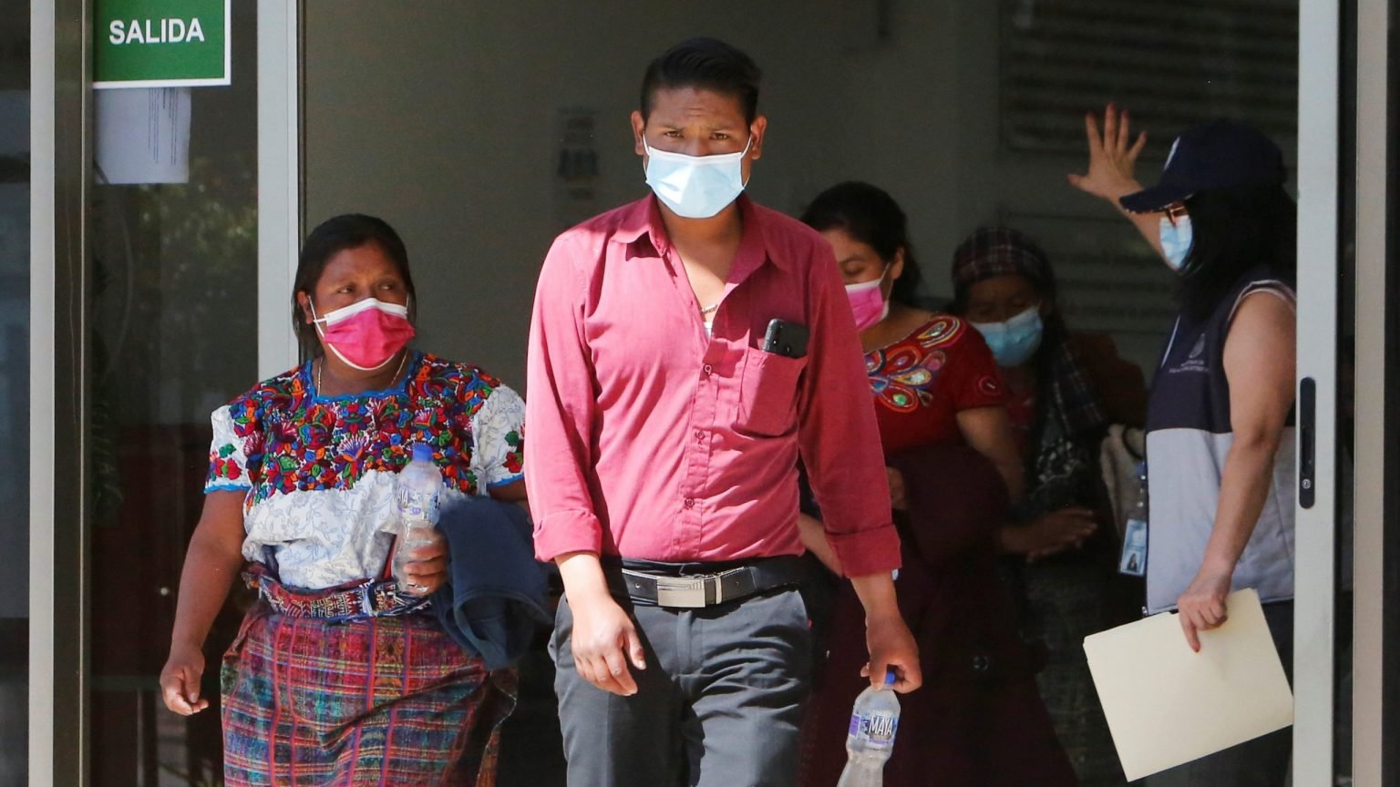 Los guatemaltecos que temen que sus parientes estaban entre 19 cuerpos carbonizados en dos vehículos quemados encontrados en Camargo, México, salen de la Facultad de Medicina en la Ciudad de Guatemala el 25 de enero de 2021. Le dieron muestras de ADN para ayudar en la identificación. (Foto CNS/Luis Echeverría, Reuters)