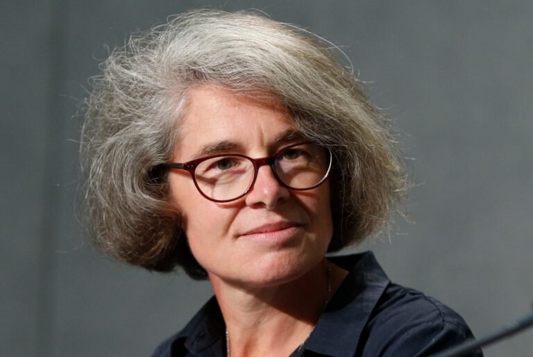 La hermana misionera Xaviere Nathalie Becquart asiste a una conferencia de prensa en el Vaticano el 9 de octubre de 2018, foto de archivo. El pasado mes de mayo, la hermana Becquart fue una de las seis consultoras nombradas por el Papa Francisco en la secretaría general del Sínodo de los Obispos. Cinco de esas personas designadas eran mujeres, y era la primera vez que las mujeres habían desempeñado ese cargo. (Foto CNS/Paul Haring)