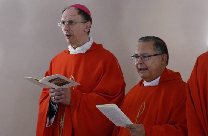 El obispo auxiliar Eduardo A. Nevares de Phoenix, a la derecha, concelebra la misa con otros obispos estadounidenses en la cripta de la Basílica de San Pedro en el Vaticano 13 de febrero de 2020. (Crédito: Paul Haring/CNS.)