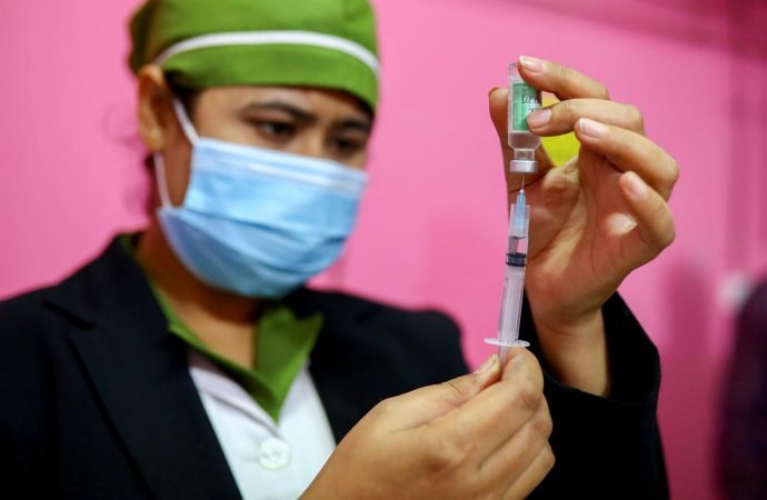 Una enfermera llena una jeringa con la vacuna Oxford-AstraZeneca en el centro de vacunación Dhaka Medical College en Dhaka, Bangladesh, el 9 de febrero de 2021. (Crédito: foto/Reuters del CNS.)