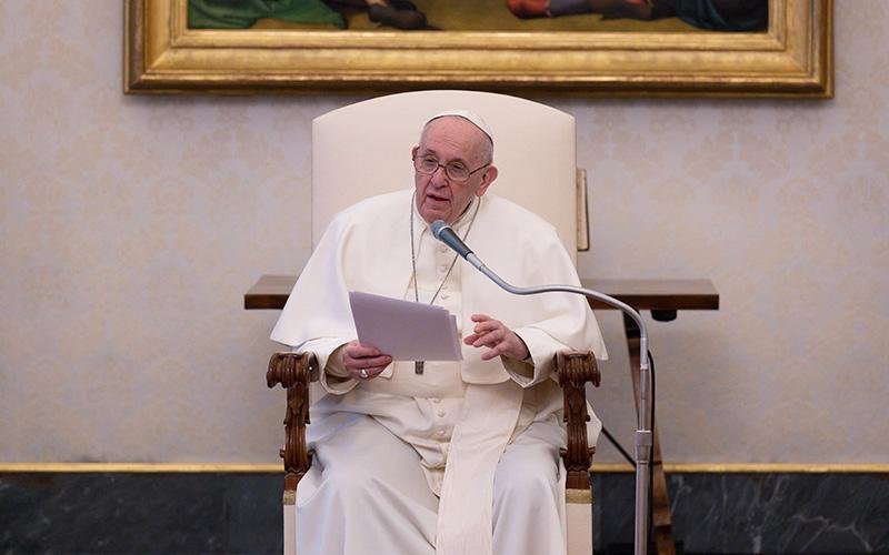 El Papa Francisco dirige su audiencia general en la biblioteca del Palacio Apostólico en el Vaticano el 10 de febrero de 2021. El Papa habló sobre la importancia de la oración diaria. (Foto del CNS/Medios vaticanos)