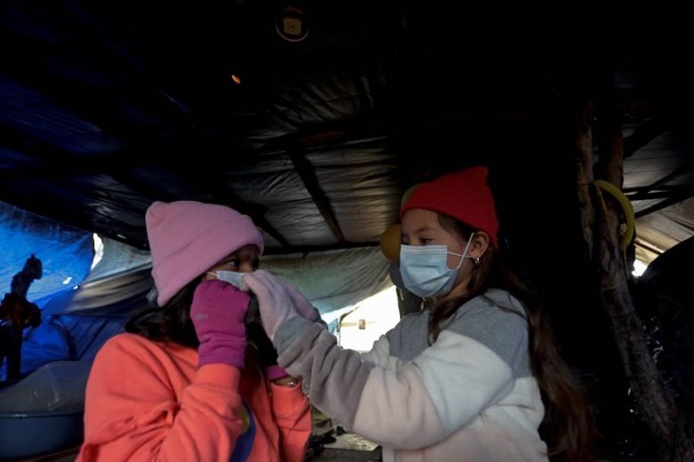 Niños son vistos dentro de su tienda de campaña en un campamento de migrantes en Matamoros, México, el 18 de febrero de 2021. (Foto CNS/Daniel Becerril, Reuters)