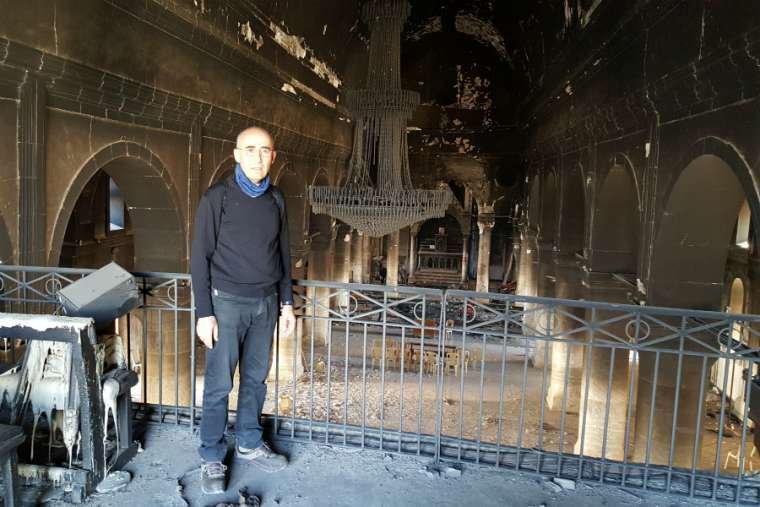P. Georges Jahola en la iglesia de Al Tahira