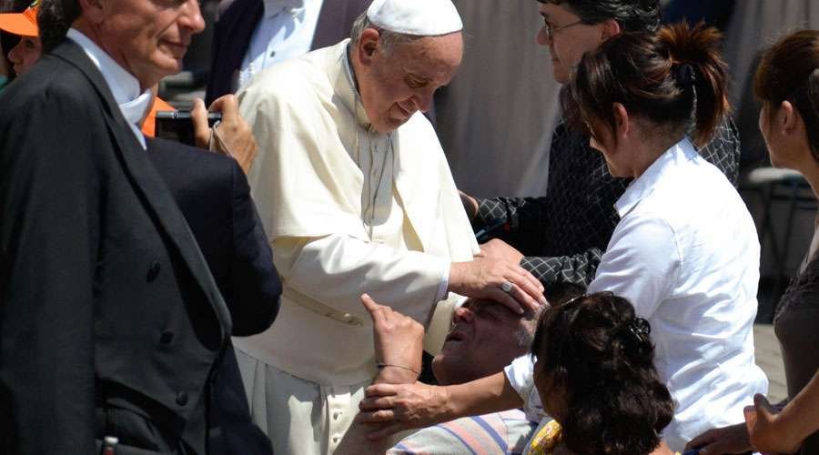 PEl Papa Francisco bendice a un anciano enfermo. Crédito: ACI Prensa
