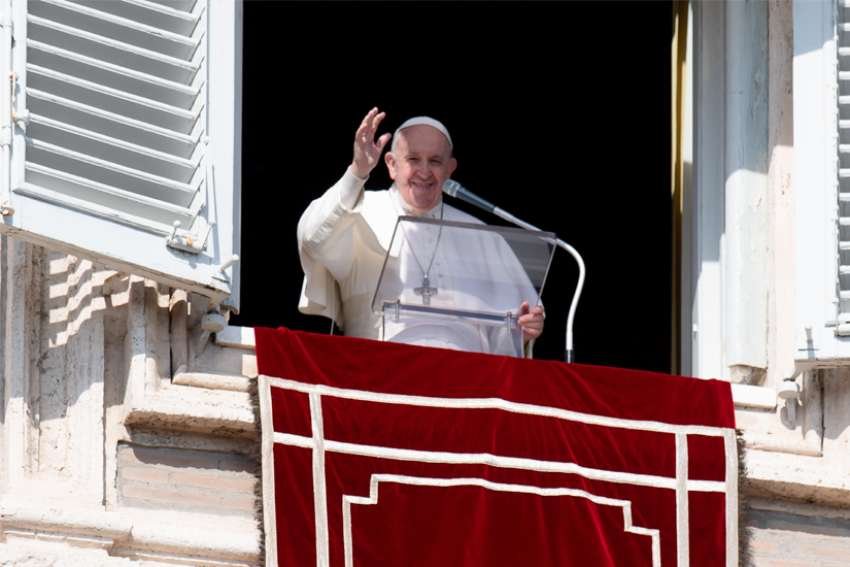 El Papa Francisco saluda a la multitud mientras conduce el Ángelus desde la ventana de su estudio con vistas a la Plaza de San Pedro en el Vaticano el 21 de febrero de 2021. El Papa Francisco dijo que la fe, la oración y la penitencia son las armas que se dan a los cristianos para vencer las tentaciones del diablo. Foto del CNS/Medios Vaticanos