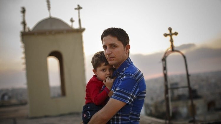 2019.04.08 Irak, cristianos en Mosul, padre e hijo (Foto Vatican news )