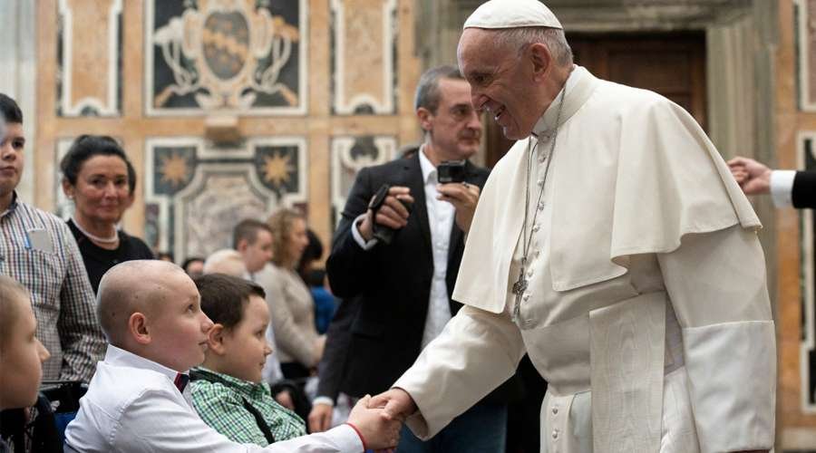 Papa Francisco bendice a niños con cáncer en 2018. Foto: Vatican Media