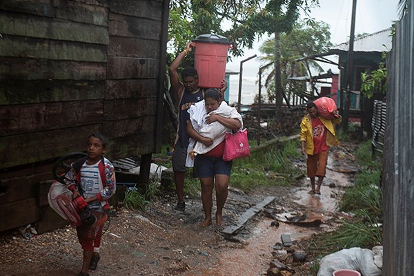 Las personas llevan sus pertenencias mientras se dirigían a un refugio cuando el huracán Iota se acerca a Puerto Cabezas, Nicaragua, 16 de noviembre de 2020. Iota fue el segundo huracán de categoría 4 en golpear el área en un período de dos semanas. (Foto: CNS/Wilmer Lopez, Reuters)