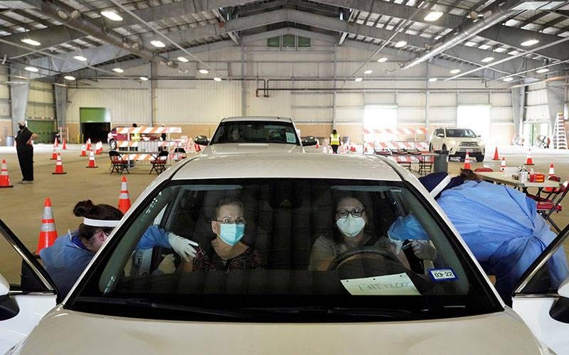 Las personas en Robstown, Texas, reciben la vacuna COVID-19 el 9 de febrero de 2021. (Foto CNS por Go Nakamura/Reuters)