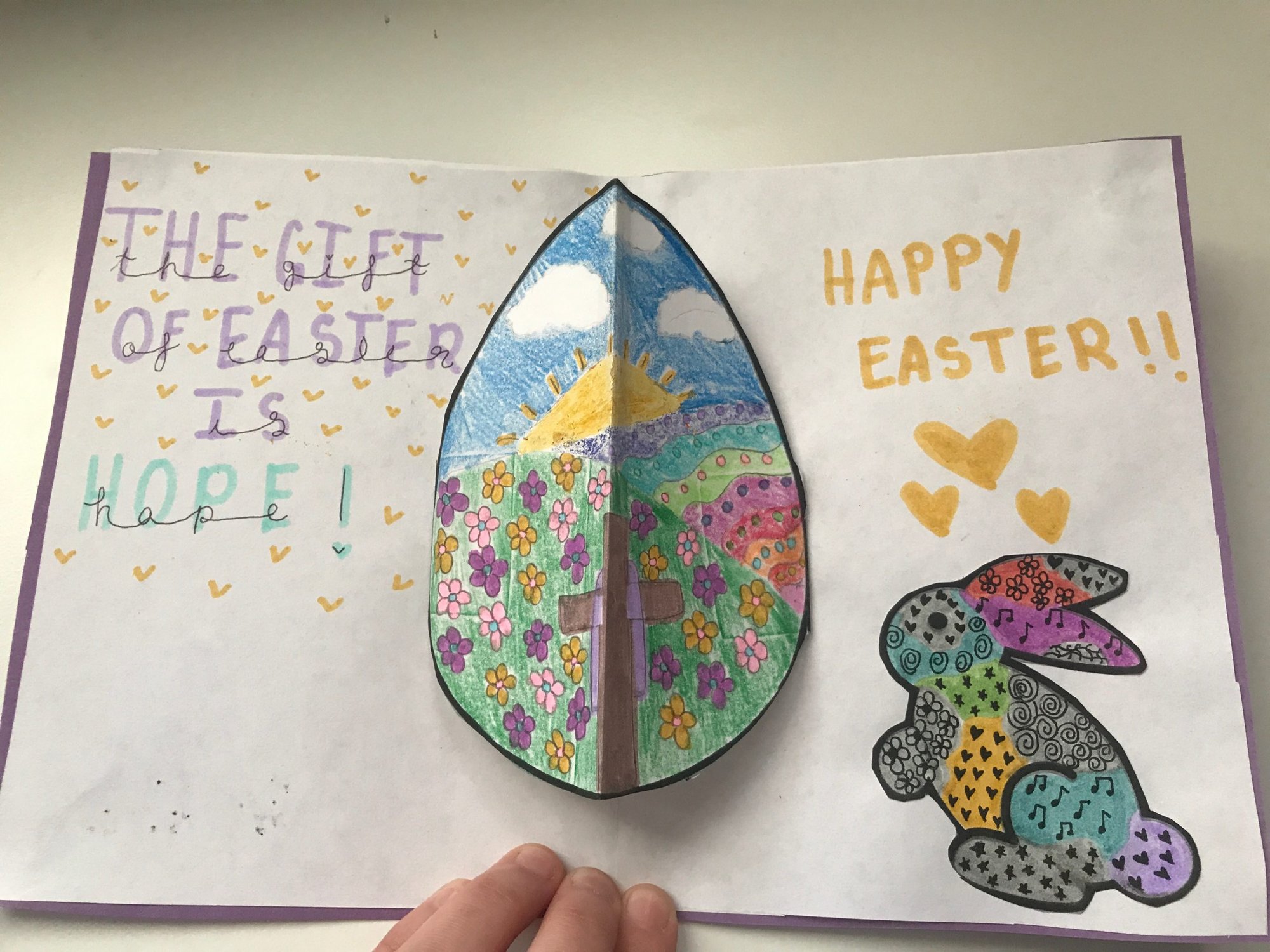 Los estudiantes de 5º a 8º grado en Santa Luisa de Francia y San Felipe Neri hicieron tarjetas para personas mayores aisladas para traerles alegría de Pascua este año. (Tarjetas de cortesía de la esperanza)