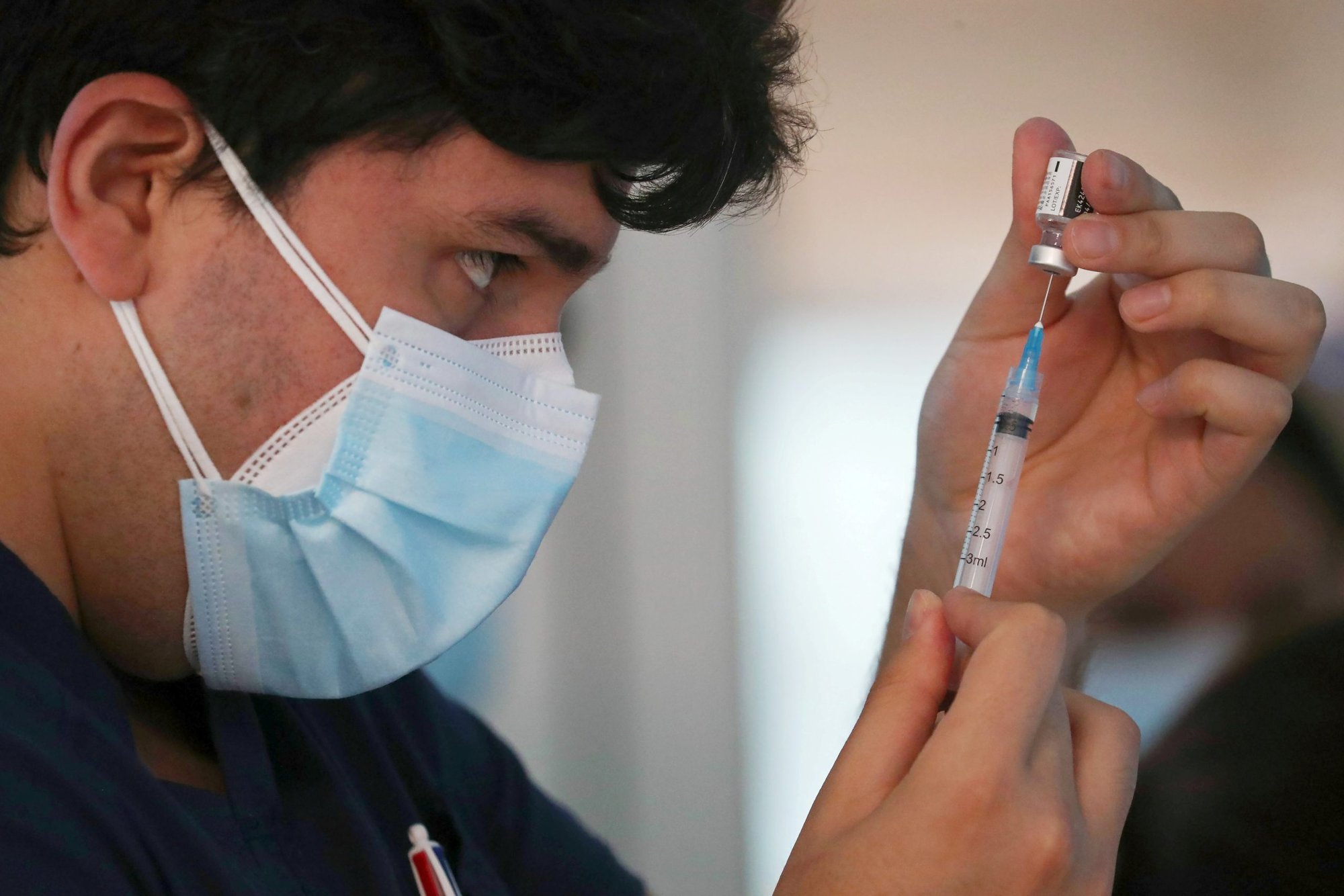 Un trabajador de la salud del Hospital Central Posta en Santiago de Chile, prepara una dosis de la vacuna Pfizer/BioNtech COVID-19 el 24 de diciembre de 2020, en medio de la pandemia de coronavirus. (Foto CNS/Iván Alvarado, Reuters)