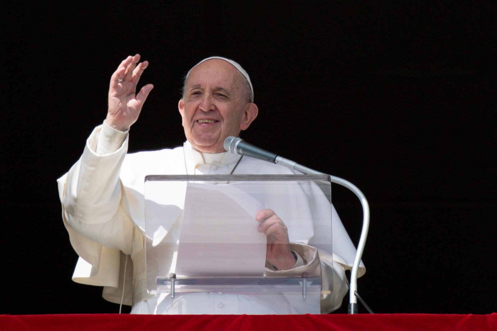 El Papa Francisco saluda a la multitud mientras conduce el Ángelus desde la ventana de su estudio con vistas a la Plaza de San Pedro en el Vaticano el 28 de febrero de 2021. En su discurso del Ángelus, animó a la gente a leer el Evangelio durante la Cuaresma y a ayunar de chismes. (Foto CNS/Medios Vaticas).
