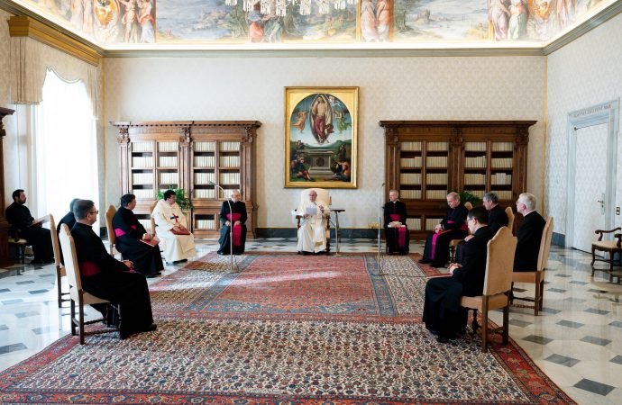 El Papa Francisco dirige su audiencia general en la biblioteca del Palacio Apostólico en el Vaticano el 3 de marzo de 2021. El Papa habló de la oración y de cómo Jesús es la puerta abierta para un diálogo amoroso con Dios. (Crédito: CNS photo/Vatican Media.)
