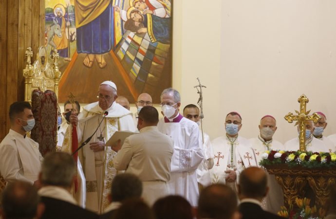 El Papa Francisco celebra una misa en la Catedral Católica Caldea de San José en Bagdad el 6 de marzo de 2021. (Crédito: Paul Haring/CNS.)