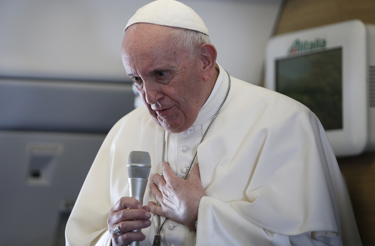 El Papa Francisco habla con periodistas a bordo de su vuelo de Bagdad a Roma el 8 de marzo de 2021. (Foto CNS/Paul Haring)