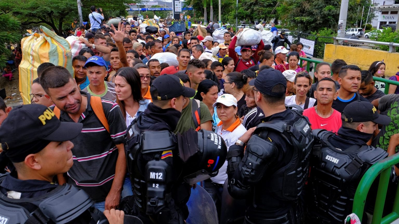 La policía antidisturbios colombiana en Cúcuta bloquea el camino hacia el lado colombiano en la frontera entre Colombia y Venezuela el 2 de abril de 2019. El gobierno de Biden anunció el 8 de marzo de 2021 que ofrece 18 meses de estatus de protección temporal a unos 320.000 venezolanos en Estados Unidos que huyeron del colapso económico de su país. (Foto CNS/Ferley Ospina, Reuters)