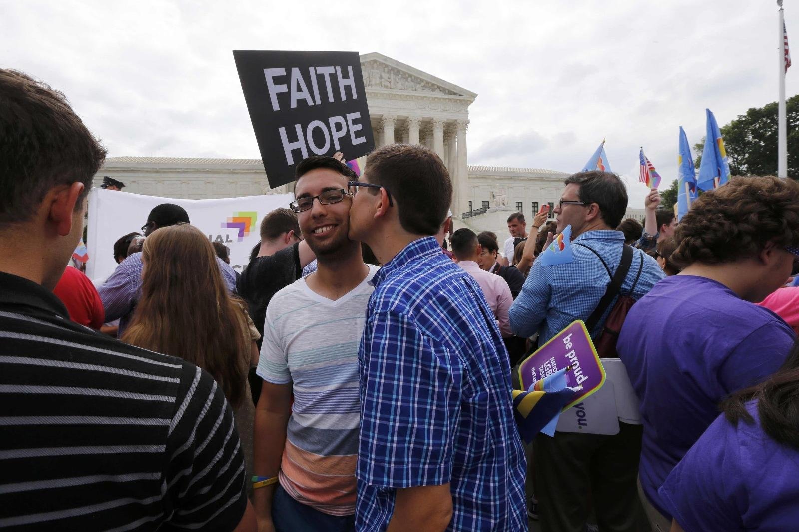 Los partidarios del matrimonio entre personas del mismo sexo celebran fuera del edificio de la Corte Suprema de Estados Unidos en Washington el 26 de junio de 2015, después de que los jueces dictaminaron en una decisión de 5-4 que la Constitución de estados Unidos otorga a las parejas del mismo sexo el derecho a casarse. La oficina doctrinal del Vaticano dice en una nueva nota que cualquier forma de bendición de las uniones entre personas del mismo sexo es "ilícita", pero que el juicio negativo está en la bendición de las uniones, no del pueblo, que deben ser respetadas. (Foto CNS/Jim Bourg, Reuters)