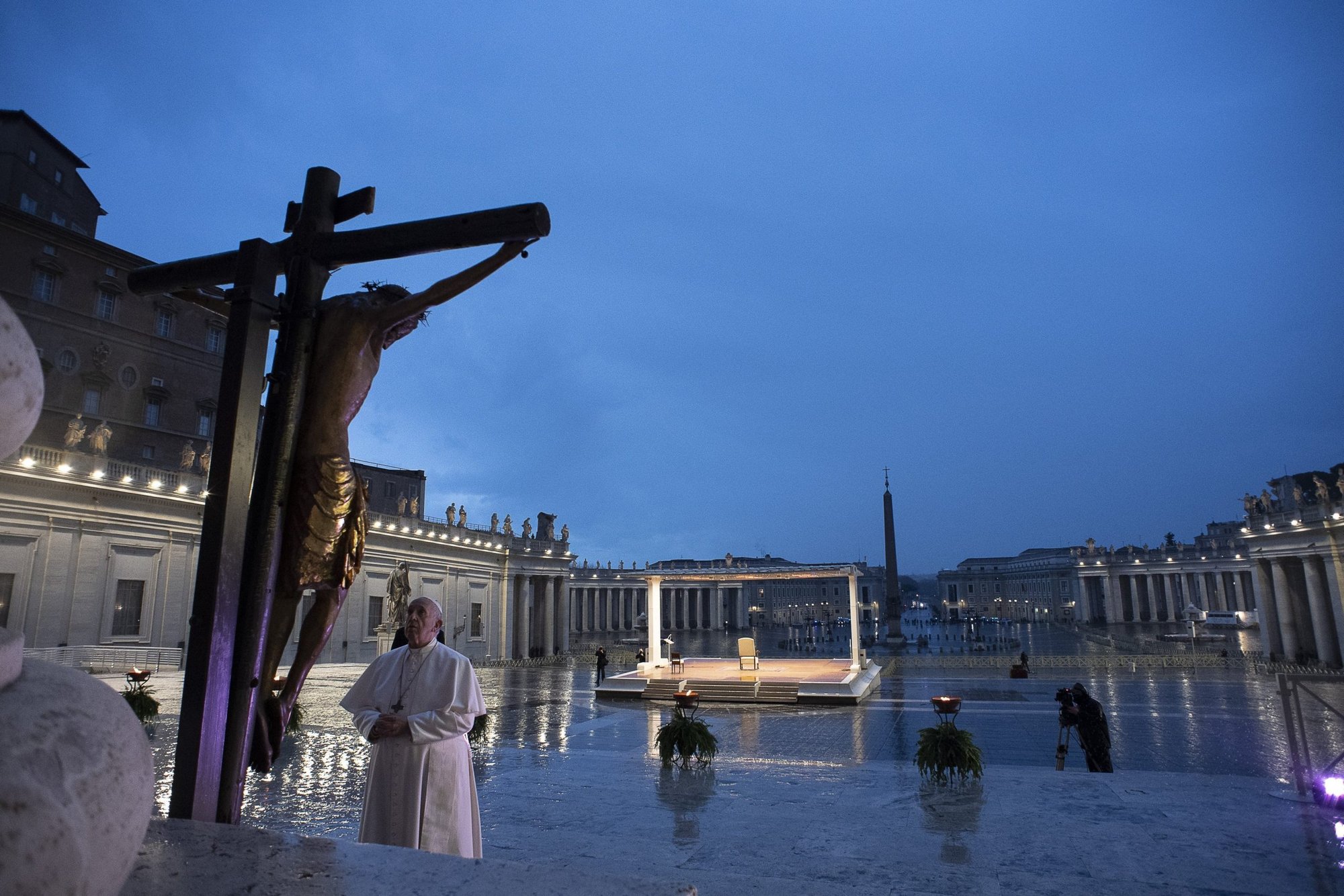 El papa Francisco reza frente al "Crucifijo Milagroso" de la Iglesia de San Marcelo en Roma durante un servicio de oracin en la Plaza de San Pedro en el Vaticano el 27 de marzo de 2020, durante la pandemia de COVID-19. (Foto CNS / Vatican Media)