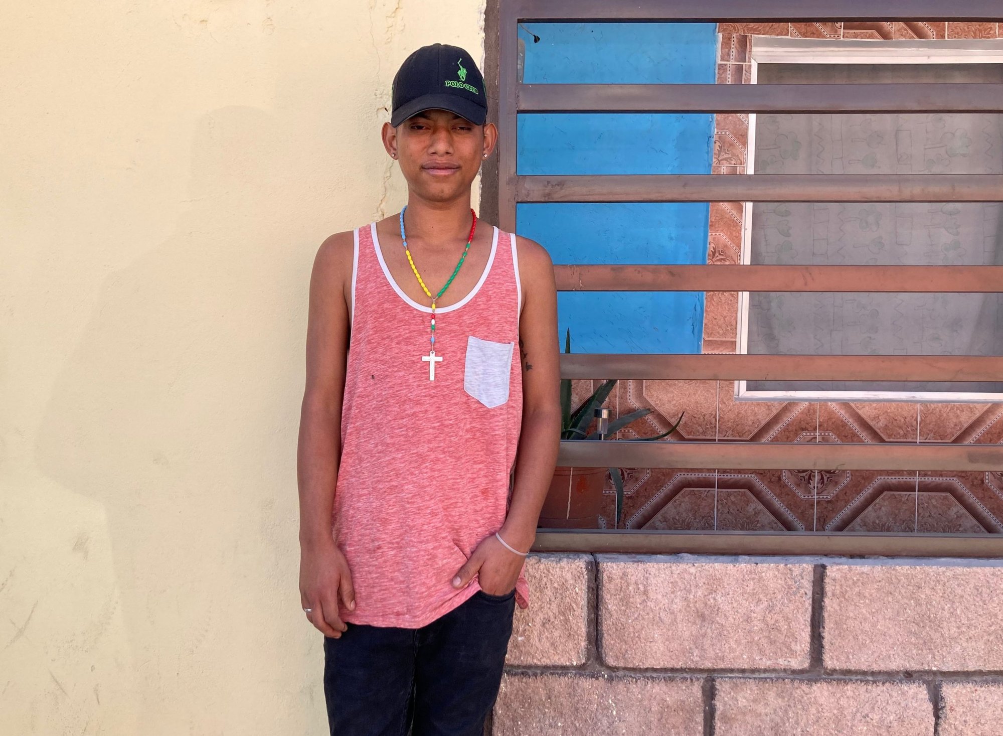 Josue, un migrante hondureo de 17 aos, posa afuera de un refugio en Torren, Mexico, el 8 de marzo de 2021. El adolescente dice que huy de la ciudad de San Pedro Sula despues de que fue amenazado por una pandilla. Es parte de una ola de menores que se dirigen hacia la frontera con Estados Unidos. (Foto CNS/David Agren)