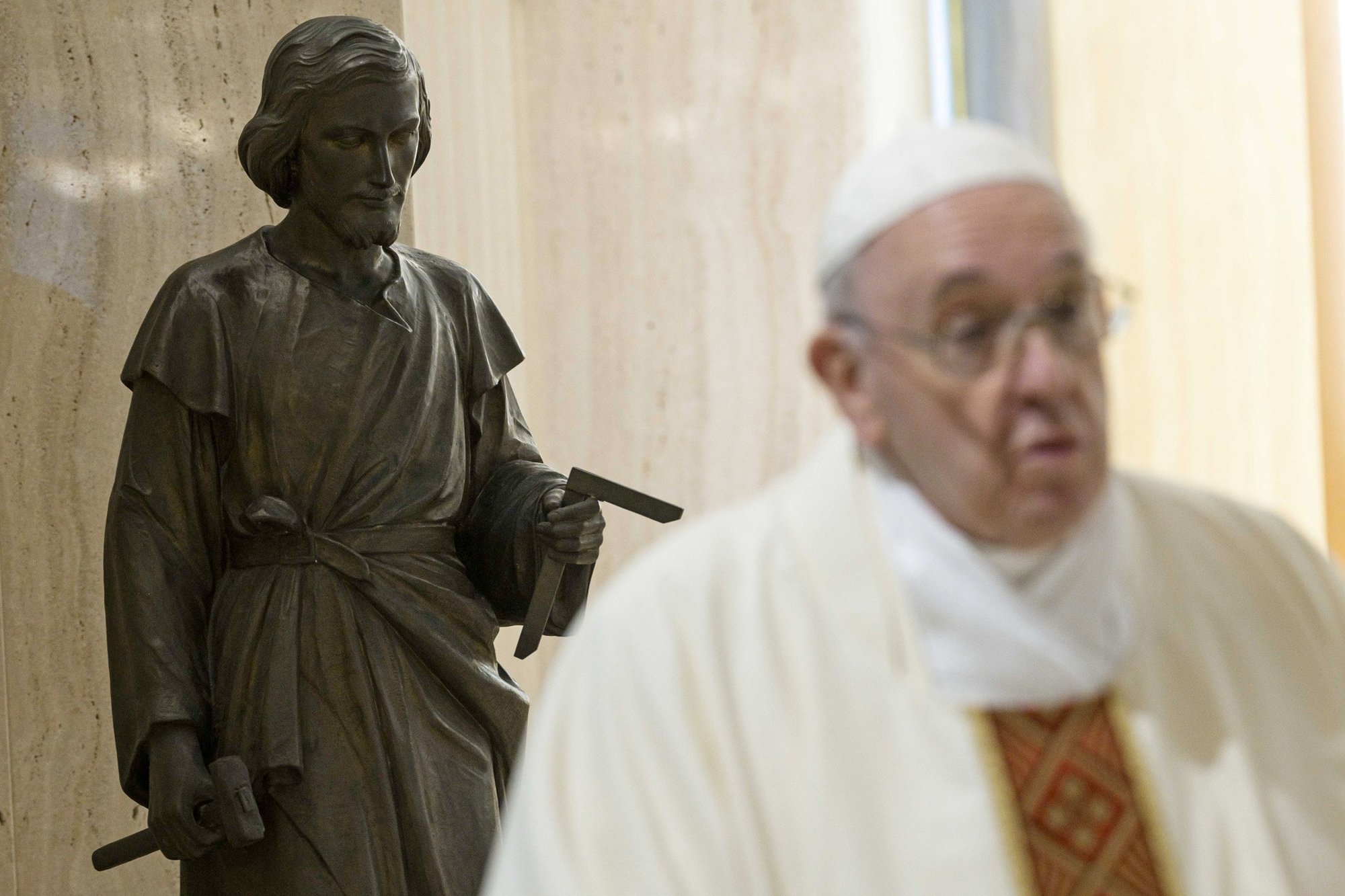 Una imagen de San Jose aparece en esta foto del papa Francisco mientras celebra la misa matutina en la capilla de su residencia, la Casa Santa Marta, en el Vaticano en esta foto de archivo del 1 de mayo de 2020. El Vaticano ha publicado el mensaje del papa para la Jornada Mundial de Oración por las Vocaciones de 2021, celebrada el 25 de abril y dedicada a San Jose. (Foto CNS/Vatican Media)