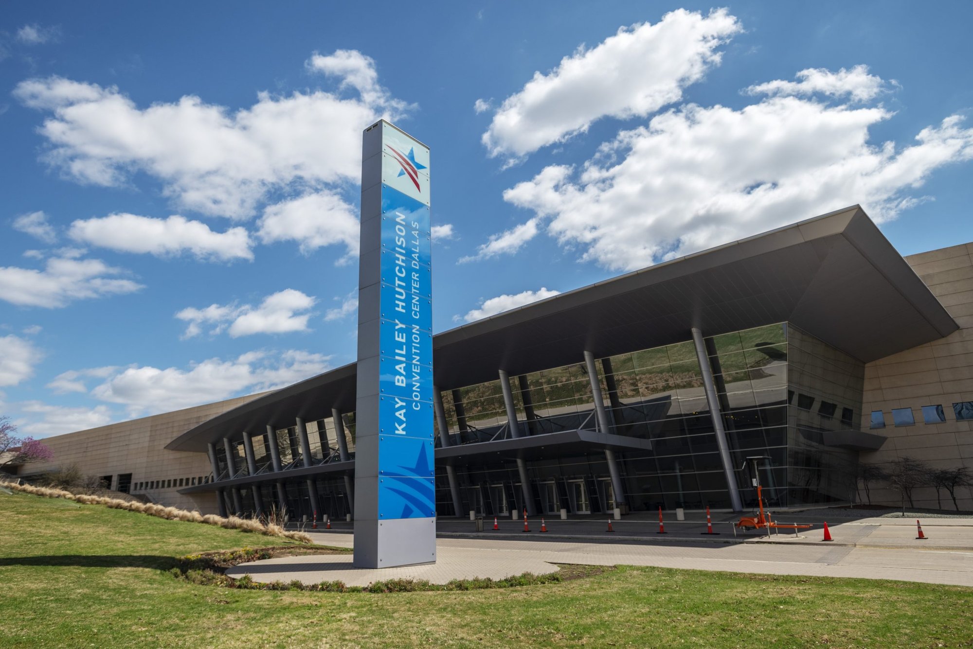 El Centro de Convenciones Kay Bailey Hutchison de Dallas, albergará a jóvenes inmigrantes entre los 15 y los 17 años hasta por 90 días. Caridades Católicas de Dallas y Dallas Area Interfaith, coordinan esfuerzos para enviar voluntarios que hablen español a brindar asistencia. (Foto CNS/Ben Torres via The Texas Catholic)