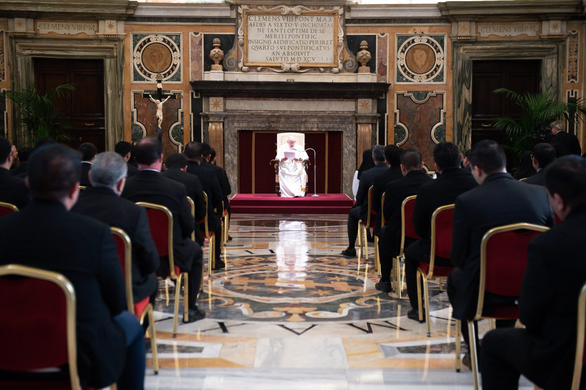 El Papa Francisco dirige una audiencia con estudiantes y profesores del Pontificio Colegio Mexicano en el Vaticano el 29 de marzo de 2021. El Papa dijo que los problemas a los que se enfrenta el mundo actual deben despertar "en cada sacerdote una auténtica compasión, tanto por las ovejas que se le han confiado como por aquellos que se han extraviado". (Foto CNS/Medios Vaticanos)