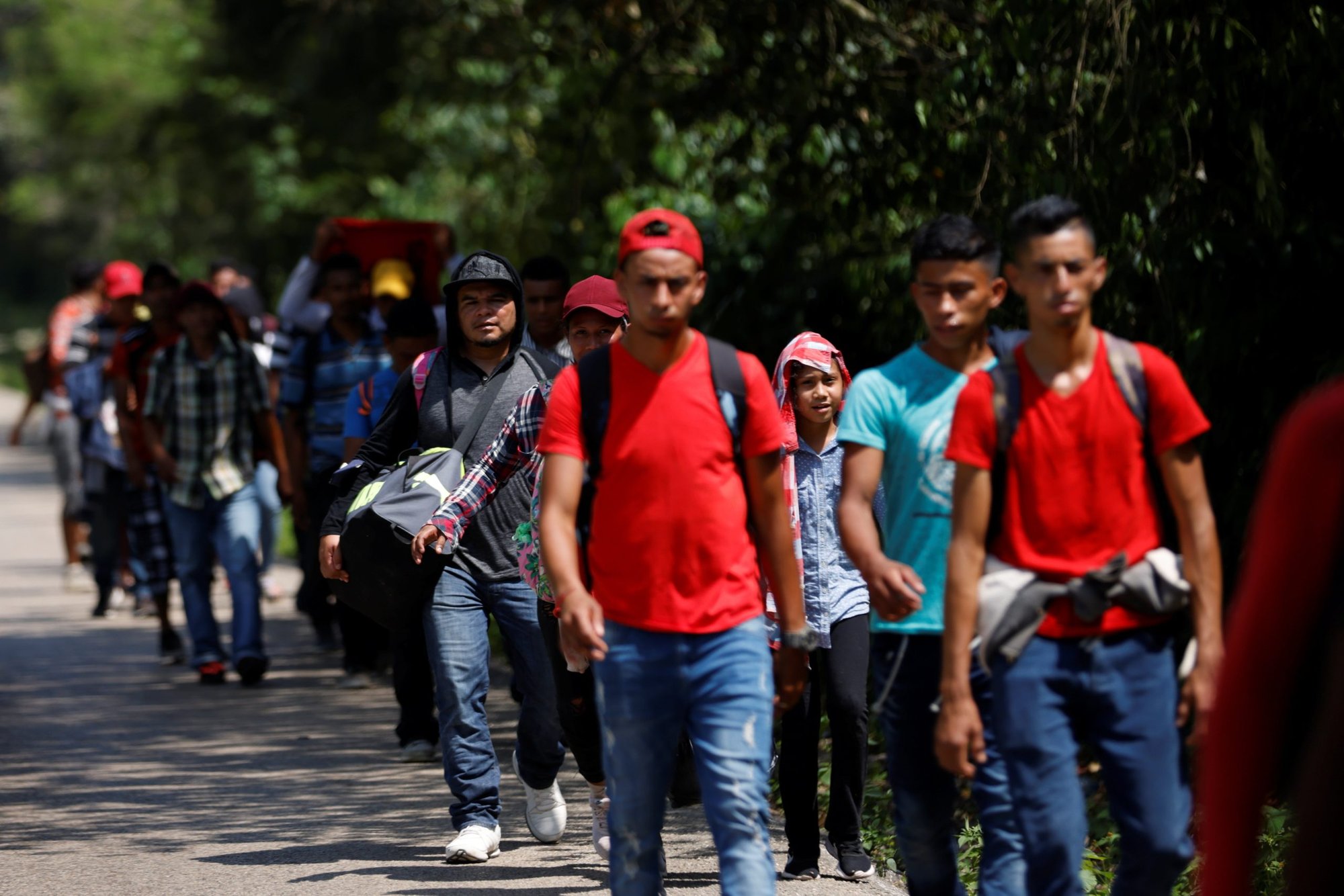 Un grupo de jóvenes migrantes centroamericanos camina por una carretera en Palenque, México, el 28 de marzo de 2021, en rumbo a buscar asilo en los Estados Unidos. (Foto CNS/Carlos Jasso, Reuters)