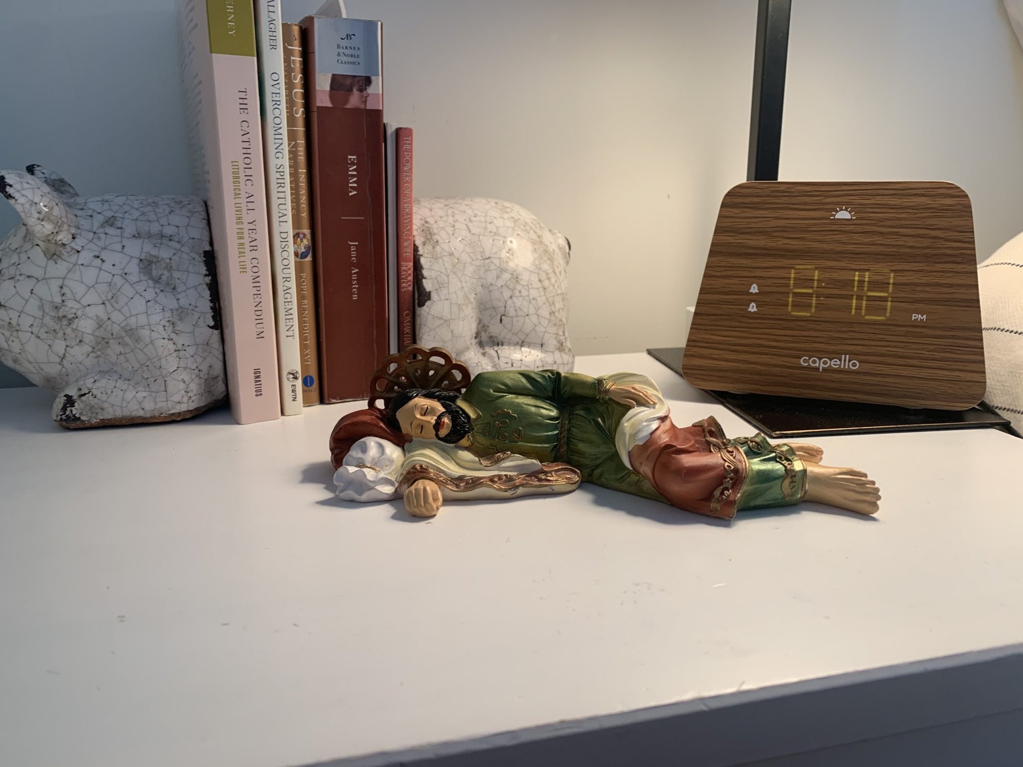 La estatua de “San José durmiente” en la mesita de noche de la autora/ ELISE ITALIANO URENECK
