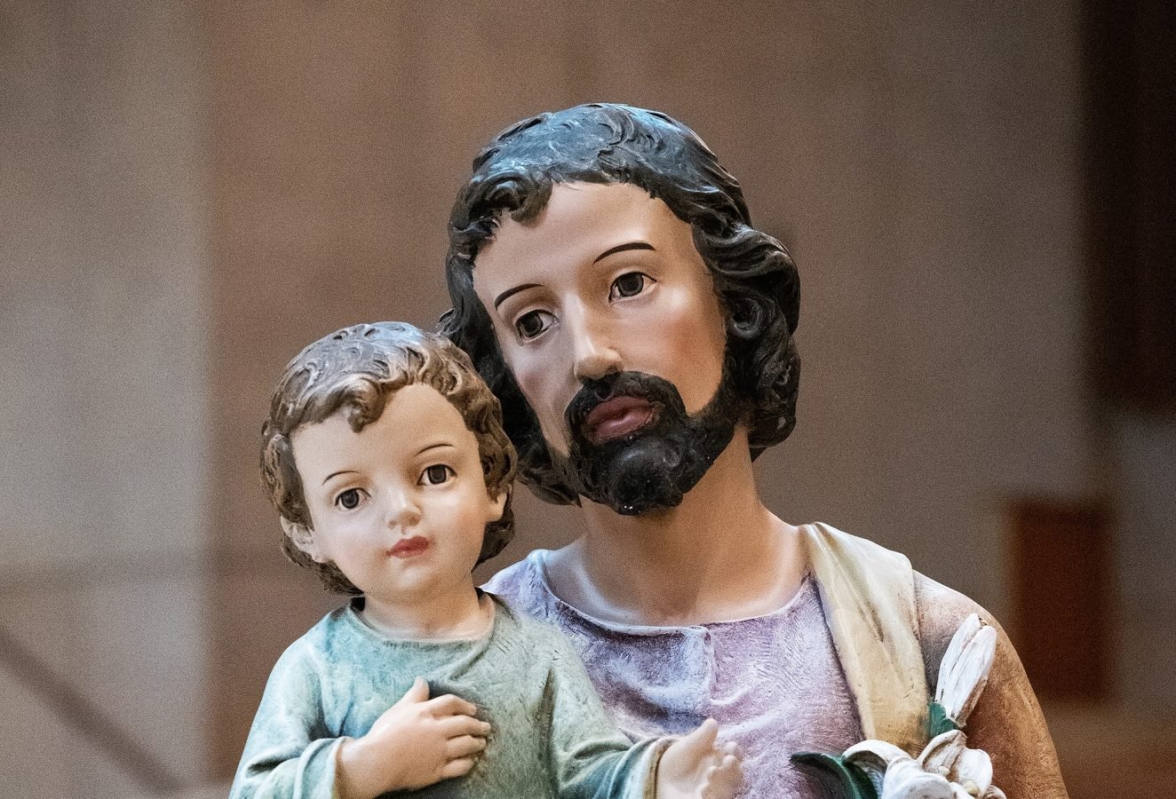Una estatua de San José con el niño Jesús en la Catedral de Nuestra Señora de los Ángeles en Los Ángeles. (Víctor Alemán)