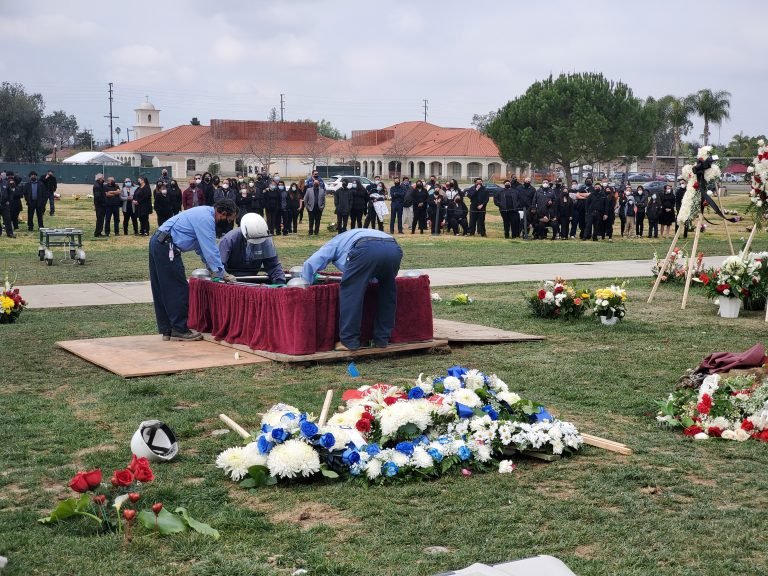 Un entierro en el Cementerio Católico All Souls y el Mausoleo en Long Beach. (Pilar Marrero)