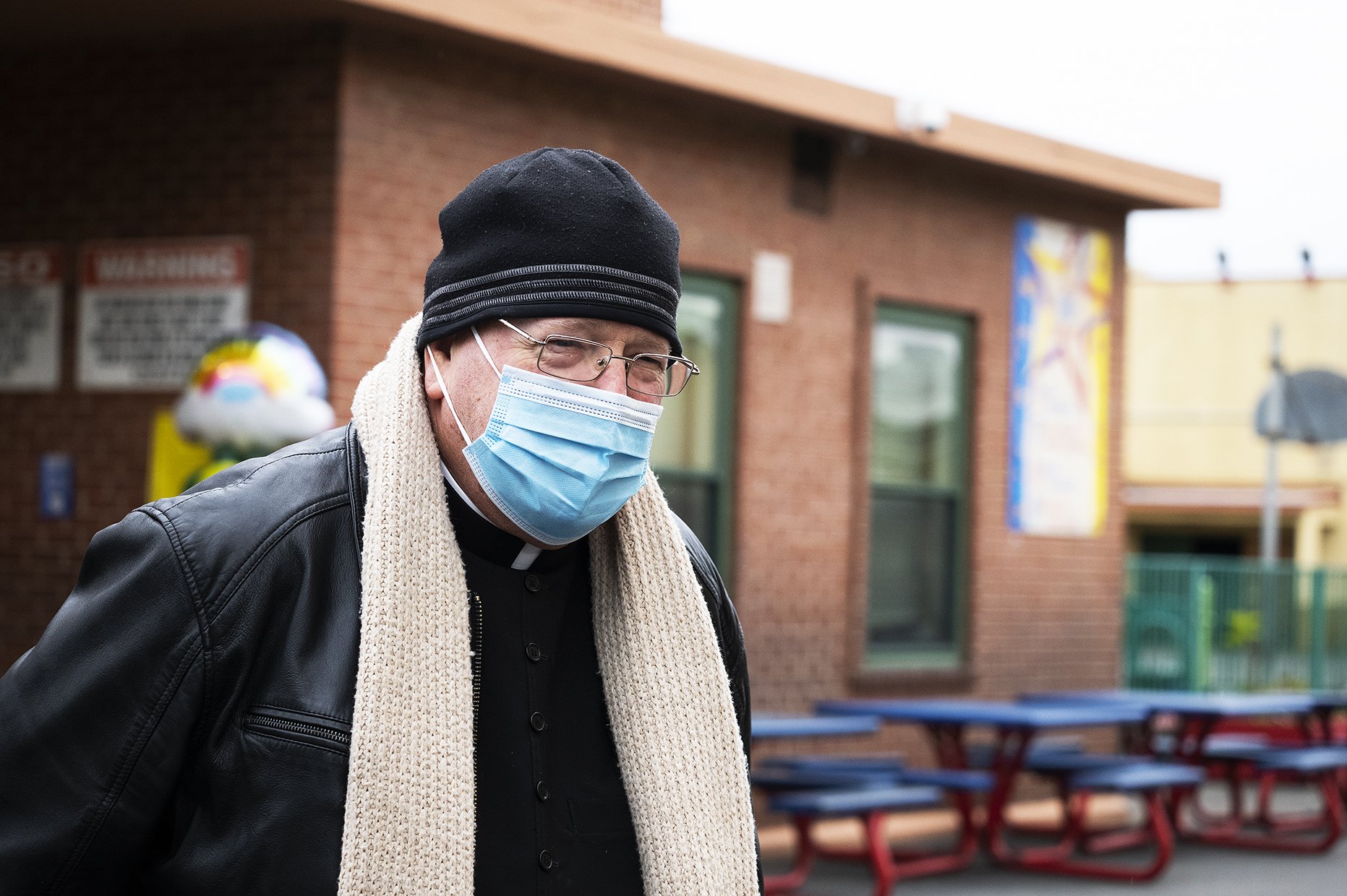 Monseñor John Moretta, de 79 años, es pastor de la iglesia resurrection en Boyle Heights, uno de los barrios de Los Ángeles más afectados por COVID-19. | VICTOR ALEMAN