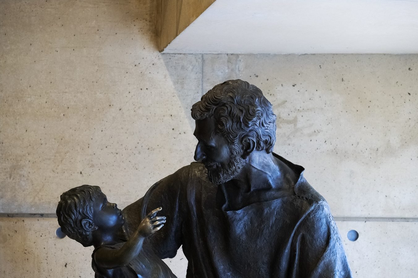 Escultura de Christopher Slatoff "Adopción" en el ambulatorio norte de la Catedral de Nuestra Señora de los Ángeles. (Víctor Alemán)