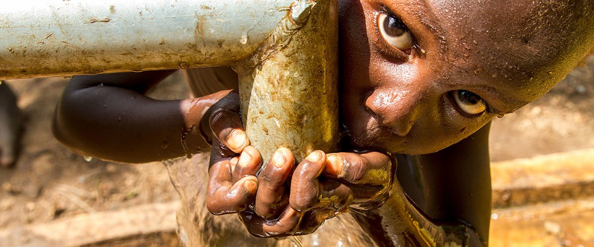 Marakera, un niño etíope de 5 años, bebe agua potable de una fuente. Foto UNICEF/Ayene.