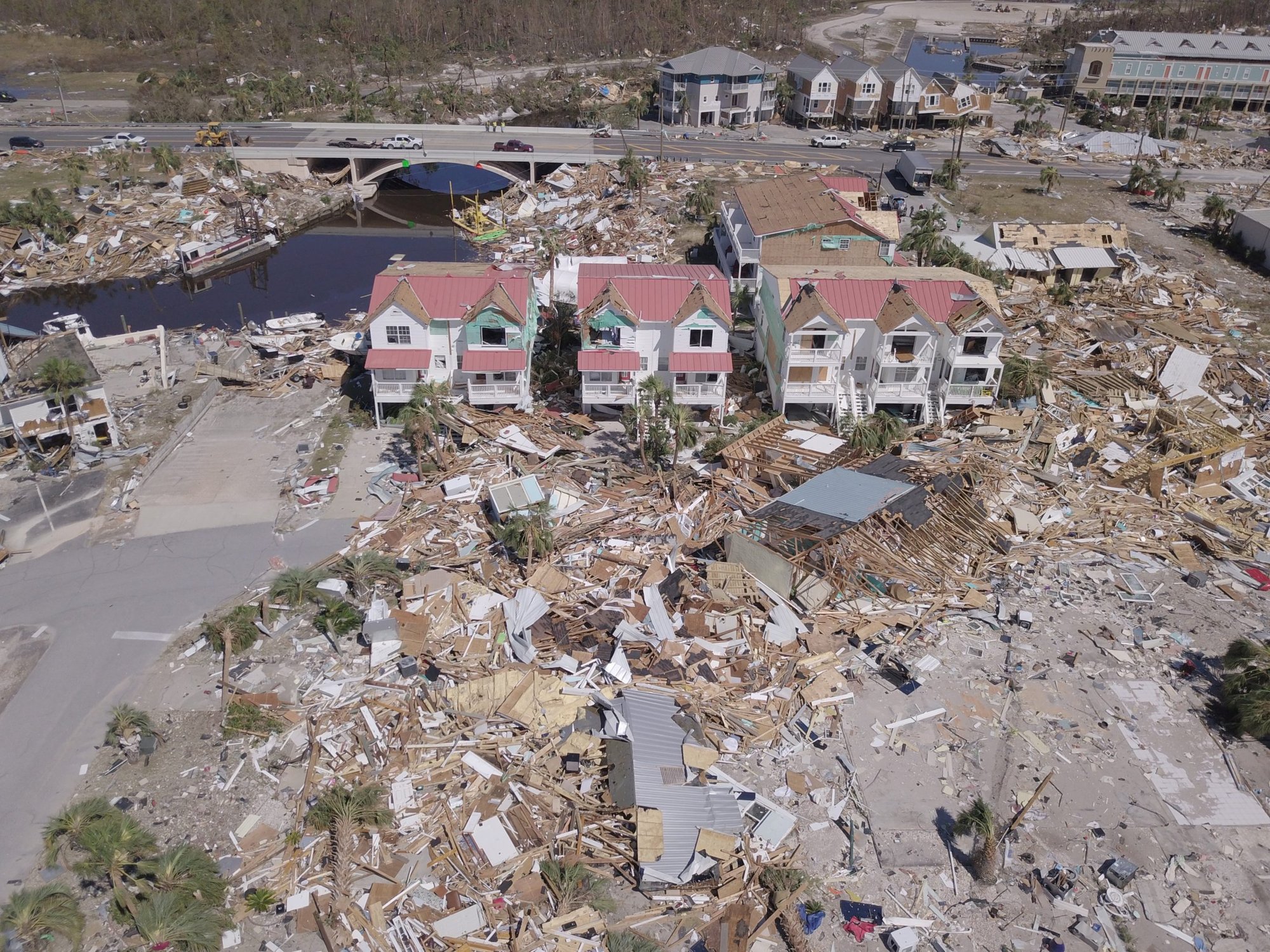 Esta foto aérea muestra casas dañadas y destruidas después de que el huracán Michael azotara la costa noroeste de Florida en Mexico Beach, Florida, en esta foto de archivo del 12 de octubre de 2018. Muchos científicos del clima han asociado un mayor número de desastres naturales y su gravedad con el cambio climático. (Foto CNS/Dronebase, Reuters)
