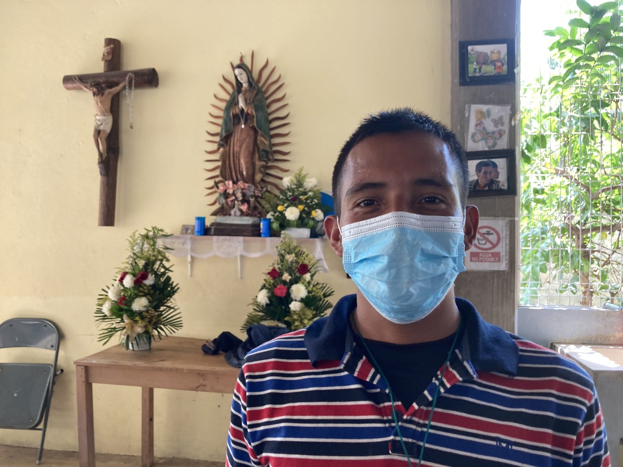 El migrante hondureño Ángel David, de 25 años, posa para una foto el 27 de marzo de 2021 en UN albergue diocesano EN Palenque, México. Quiere llegar a Estados Unidos para trabajar y construir una casa para su familia en Honduras. (Foto CNS/David Agren)
