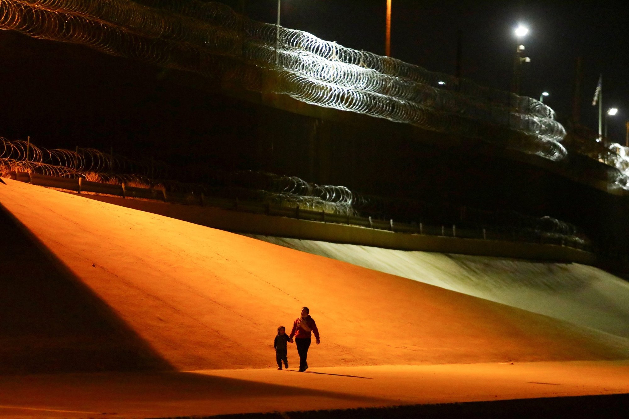 Migrantes de Honduras caminan hacia agentes de la Patrulla Fronteriza en El Paso, Texas, para entregarse el 29 de marzo de 2021 (Foto CNS/Edgard Garrido, Reuters)